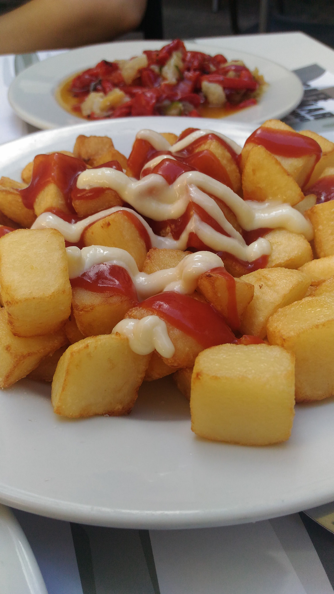 Patatas Bravas (Fried Potatoes in Spicy Tomato Sauce )