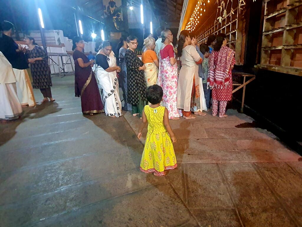 Uma watching people at Temple. Seems like watching people is a family hobby. 