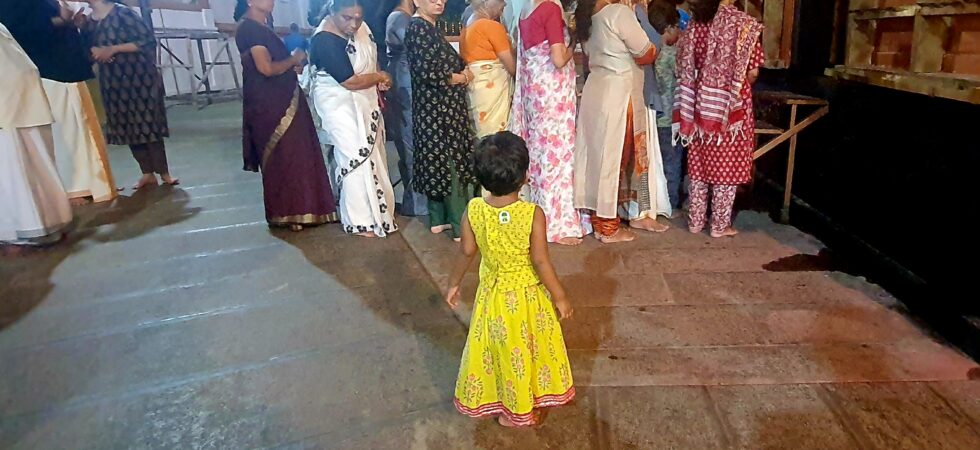 Uma watching people at Temple. Seems like watching people is a family hobby.