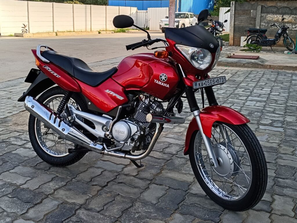 Yamaha at Hive Club, Thanisandra. Looks all shiny after 3M cover.