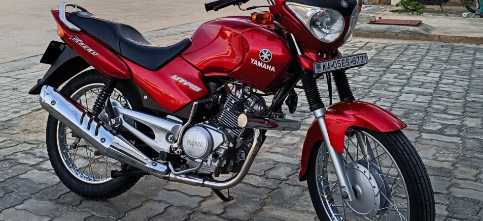 Yamaha at Hive Club, Thanisandra. Looks all shiny after 3M cover.